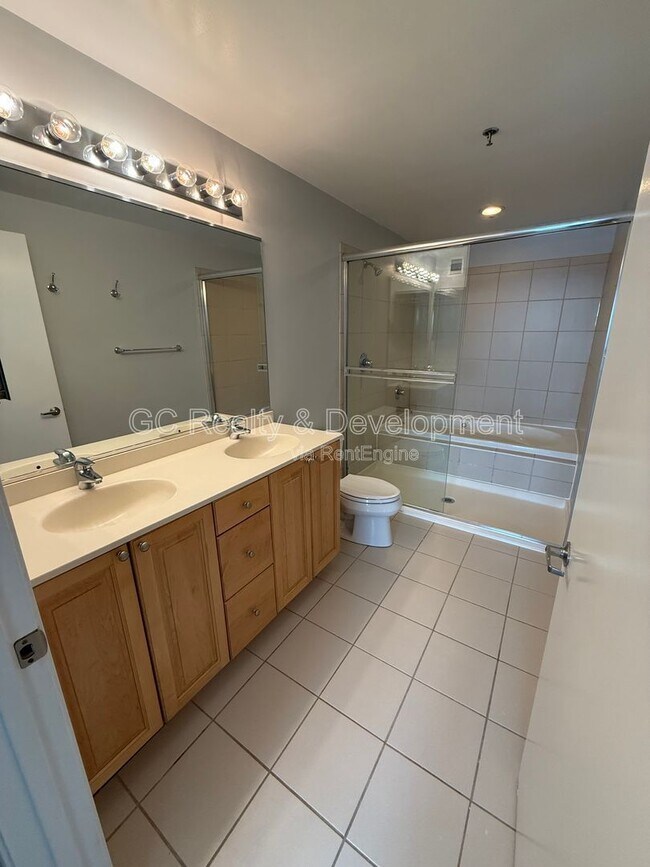 Building Photo - 701 S Wells St