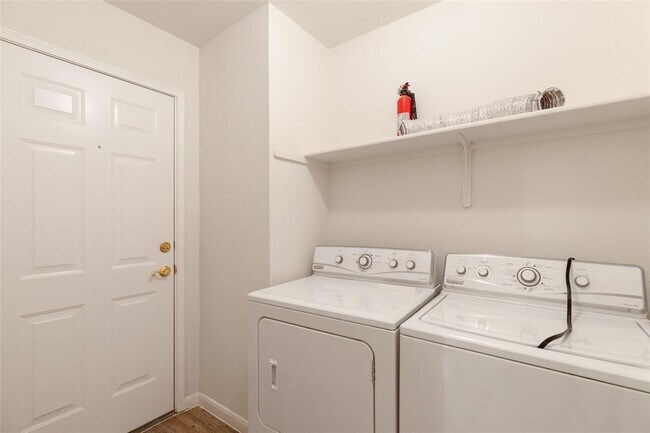 Building Photo - 13806 Greinert Dr