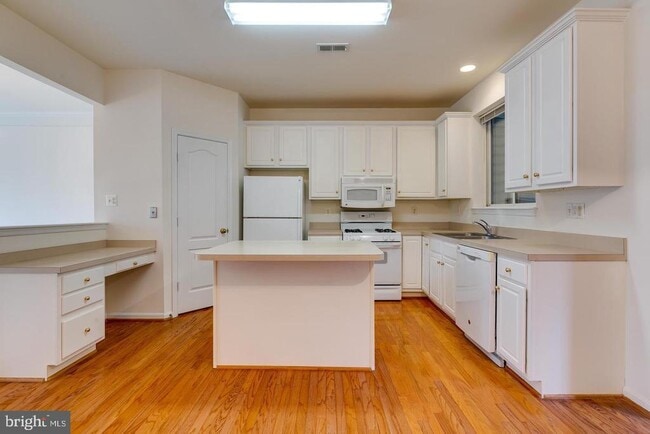 Building Photo - 13129 Park Crescent Cir