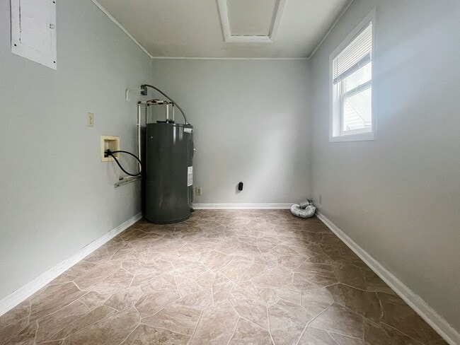 Building Photo - Washer/Dryer Hook-Ups