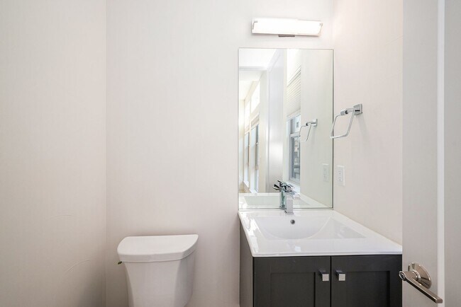 Building Photo - Spacious 3-Bedroom Townhome in the Heart o...