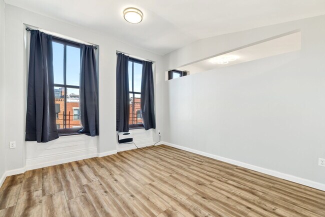 Building Photo - 2018 E Carson St