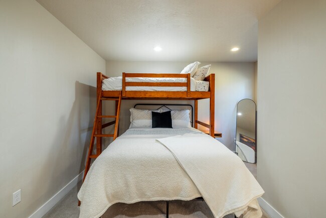 Building Photo - 255 Matterhorn Dr