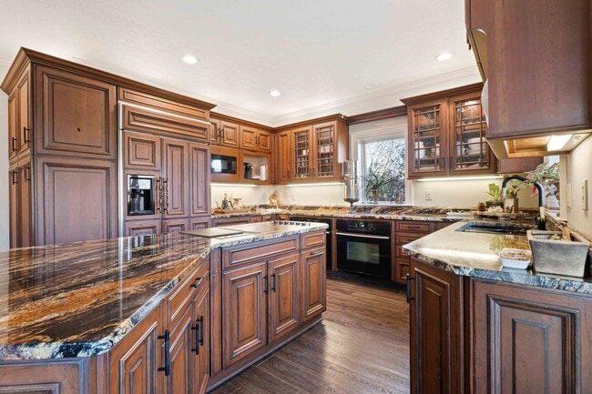 Building Photo - Fully-Furnished Luxurious Home in Nevillewood