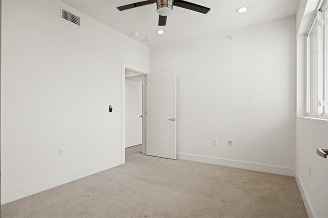 Building Photo - 604 N Bluff Dr