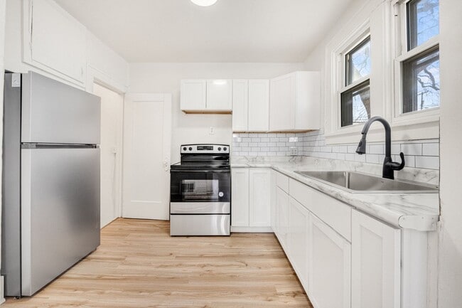 Building Photo - New 3 bedroom listing! RENT SPECIAL HALF OFF FIRST MONTH!