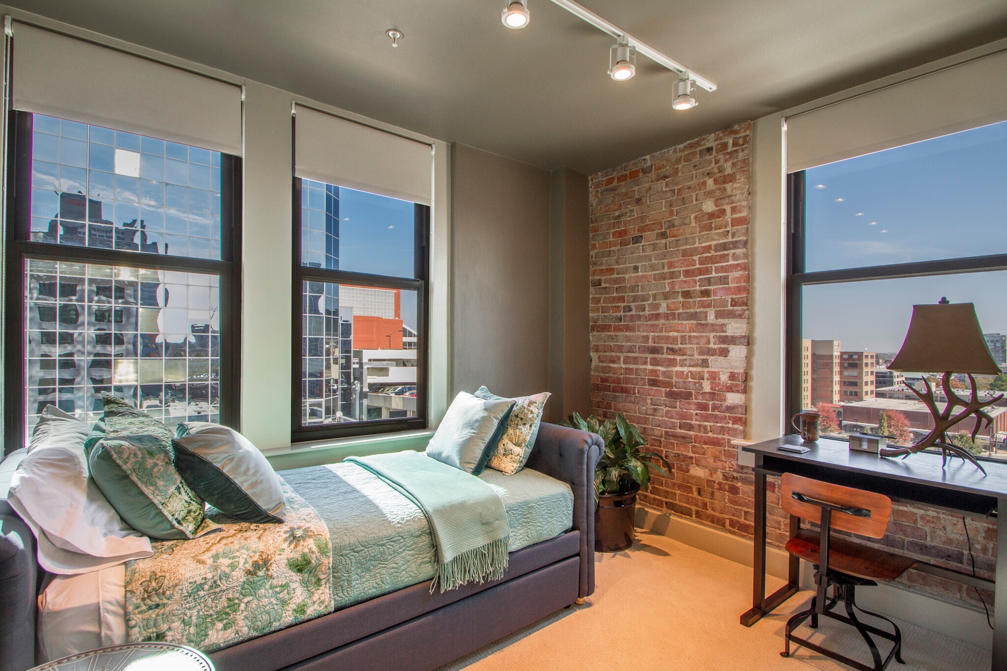 Building Photo - 221 W 2nd St