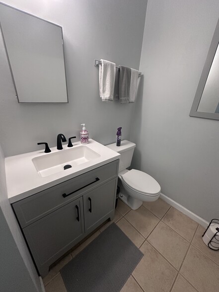 Guest Bath - 1337 Airport Dr
