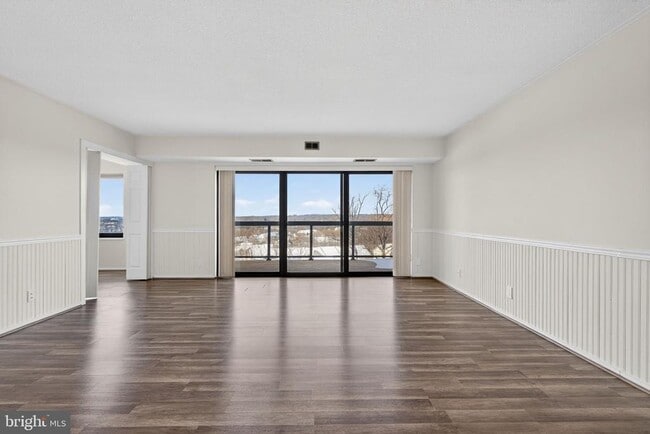 Building Photo - 307 Yoakum Pkwy