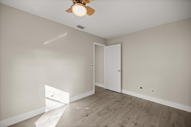 Building Photo - Newly remodeled Lovely 3-bed 2 Bath Home in desirable Location!!