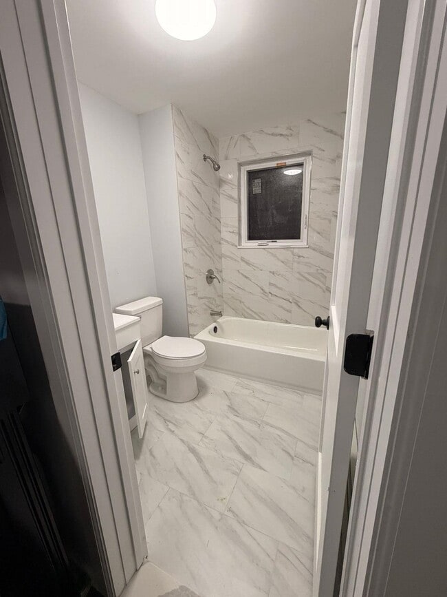 Building Photo - 906 Summit Ave