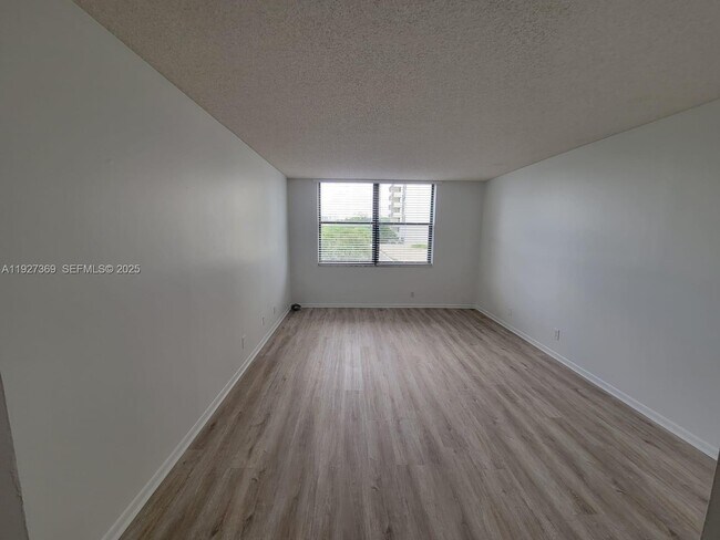 Building Photo - 18151 NE 31st Ct