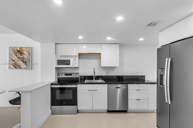 Building Photo - 801 Brickell Bay Dr