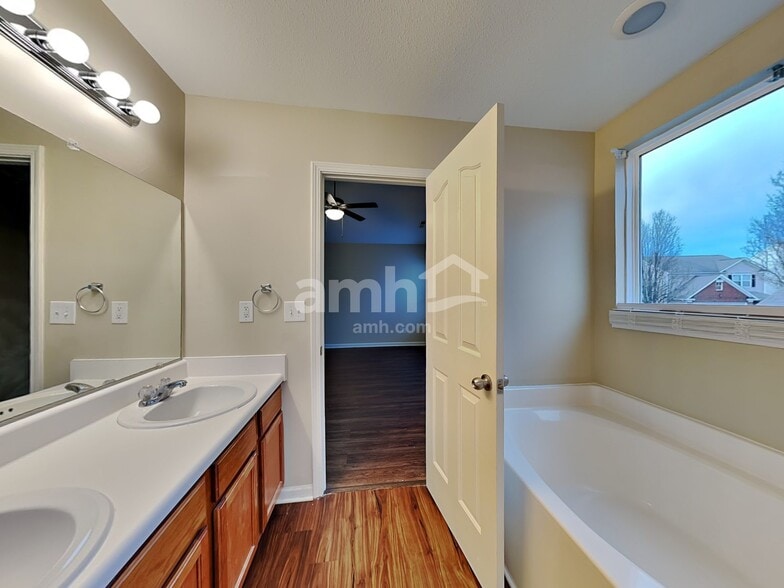 Building Photo - 412 Galesburg Dr