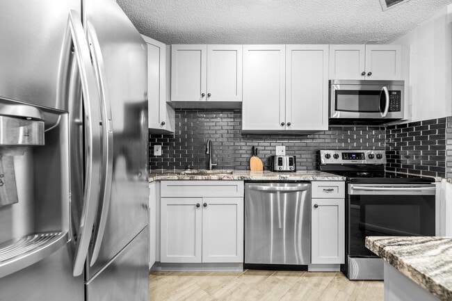 Building Photo - 2083 NE Collins Cir