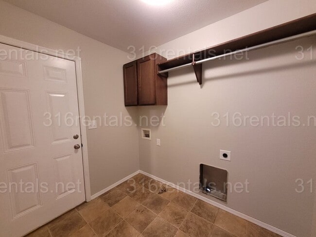 Building Photo - $1575 - 4 bedroom/ 2 bathroom - Gorgeous n...