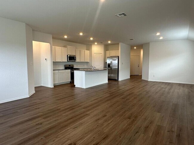 Building Photo - 121 Seminole Dr