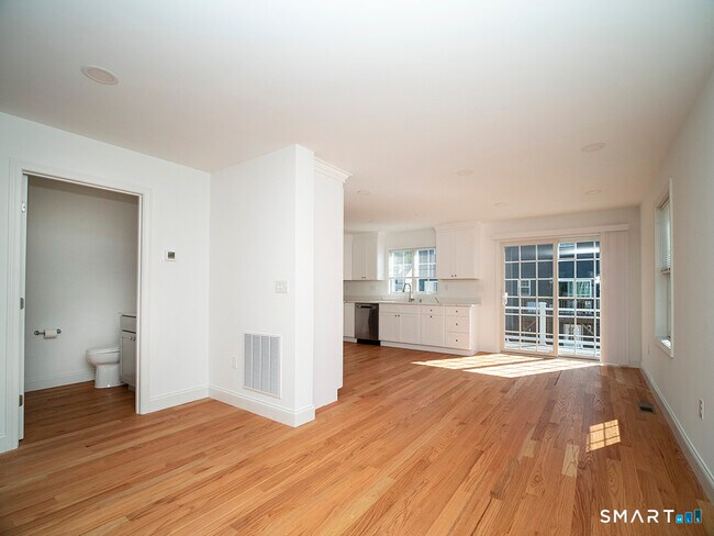 Building Photo - 44 Mettler St