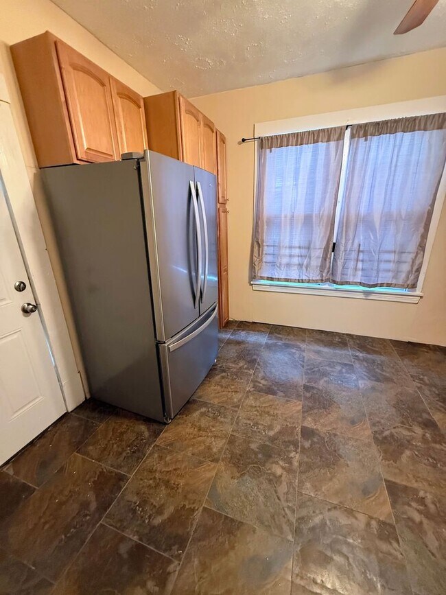 Building Photo - Discover this three-bedroom, one-bath home in Cleveland