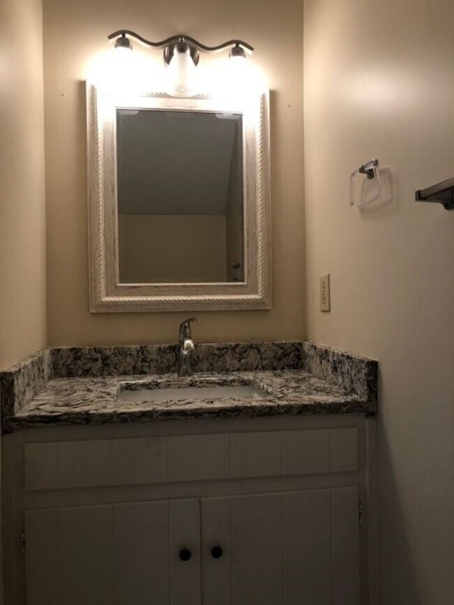 Building Photo - B-1 Kingswood Villas - Gorgeous townhome a...