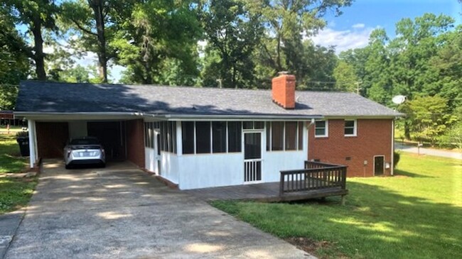 Building Photo - 3 bed, 2 bath brick ranch on large lot - m...