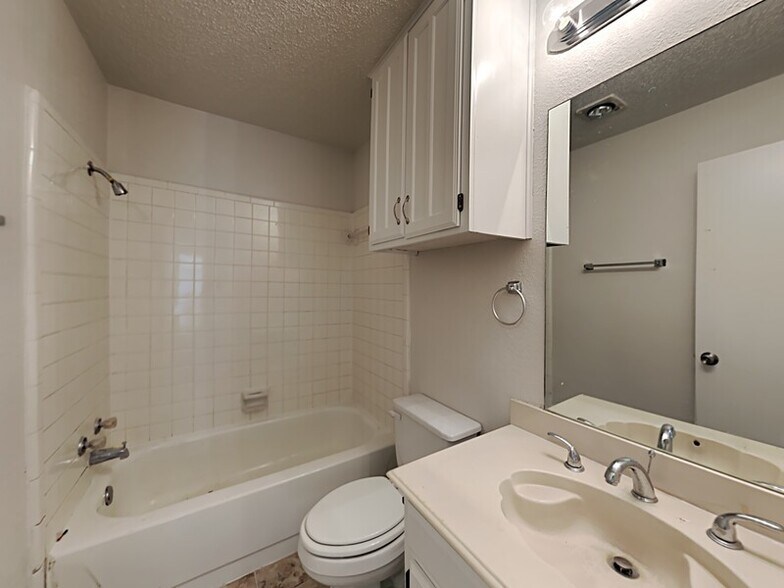 Building Photo - 5211 Wild Horse Ct