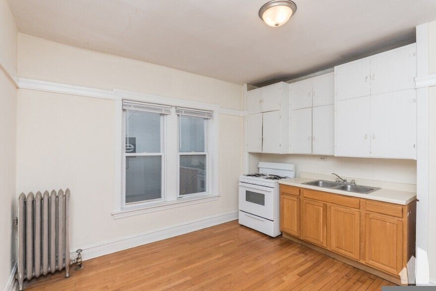 Building Photo - 1831 W Foster Ave