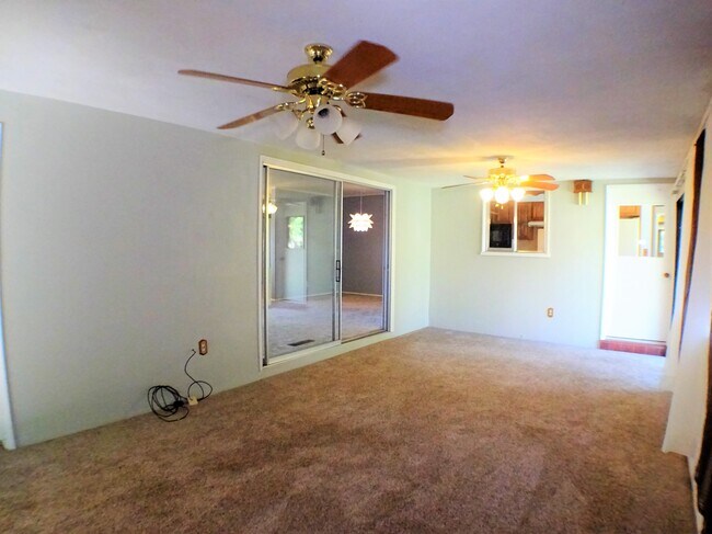 Building Photo - 226 W 6th Ave