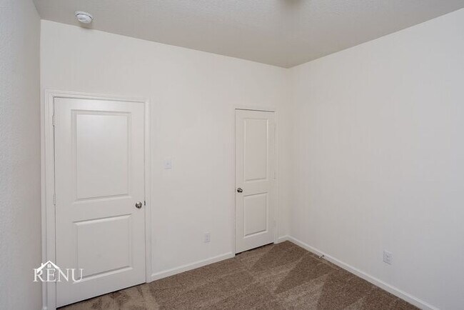 Building Photo - 466 London Dr