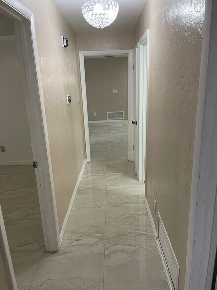 Building Photo - 1704 NW 39th Ter