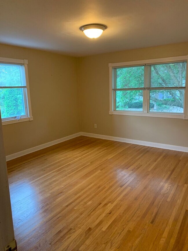 Building Photo - 842 7th Ave SW