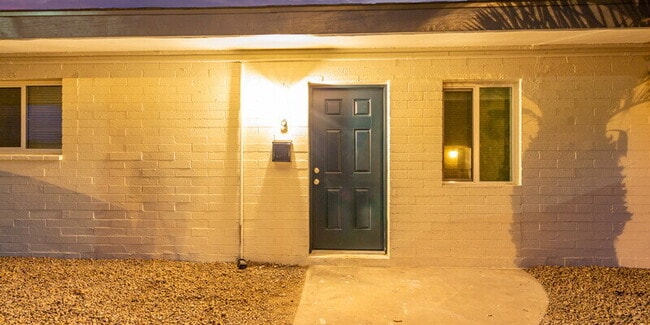 Building Photo - 2 Bed / 1 Bath in Phoenix — 900 Sq Ft with Covered Parking & Private Storage