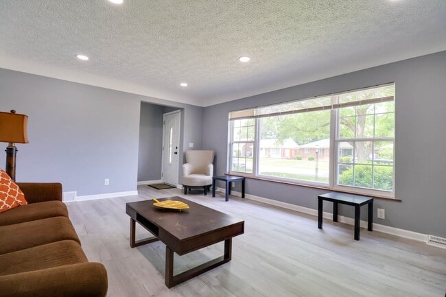 Building Photo - 2 bedroom 2 bath brick ranch