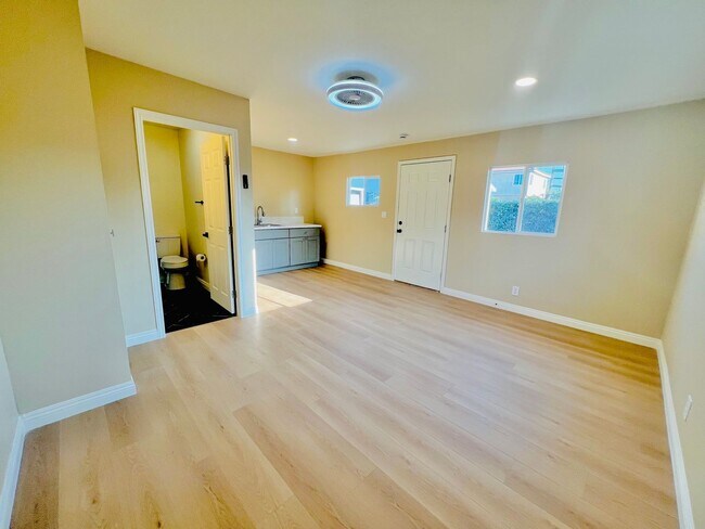 Building Photo - 2 Units Property