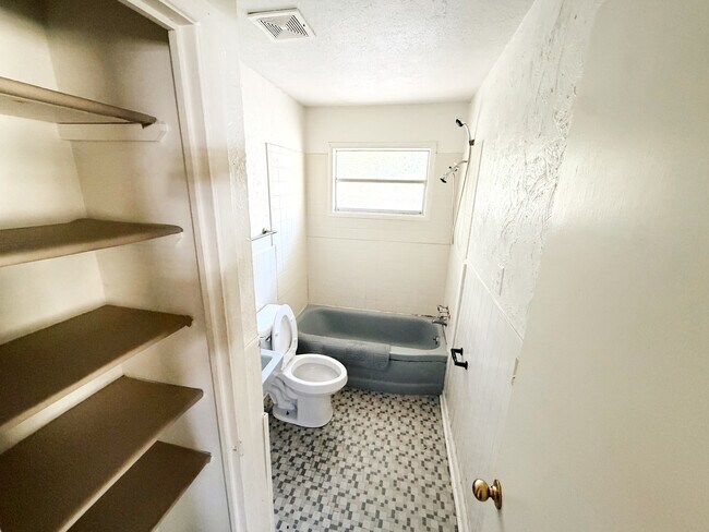 Building Photo - 501 Wynhurst Ct