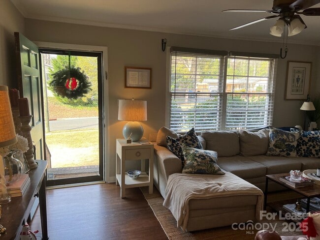 Building Photo - 5531 Farmbrook Dr