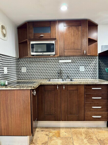 Building Photo - 2542 Monroe St