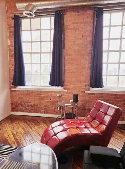 Building Photo - 226 Mt Elliott St