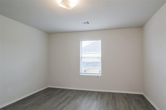 Building Photo - 8807 Red Oak Dr