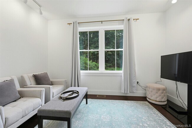 Building Photo - 13595 Soundview Ave