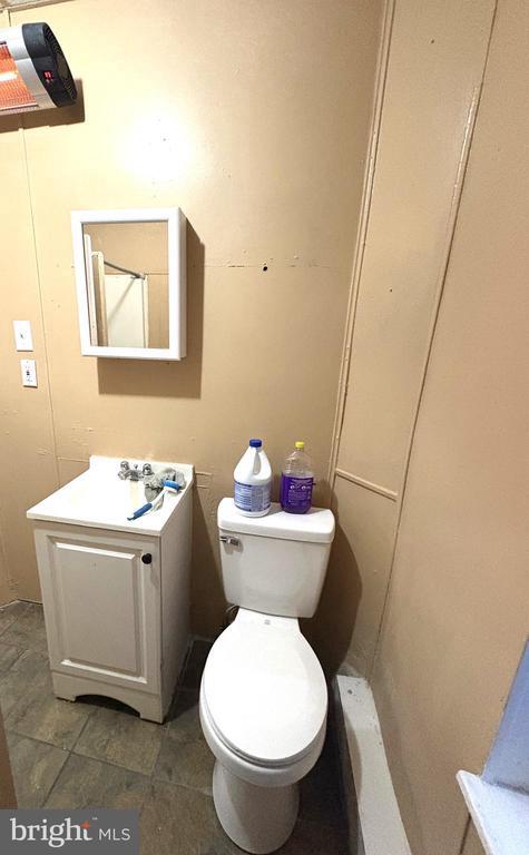 Building Photo - 3412 N Front St