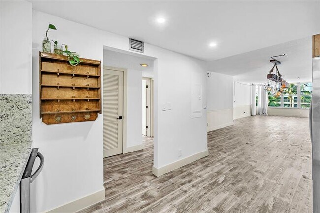 Building Photo - 3051 NE 48th St
