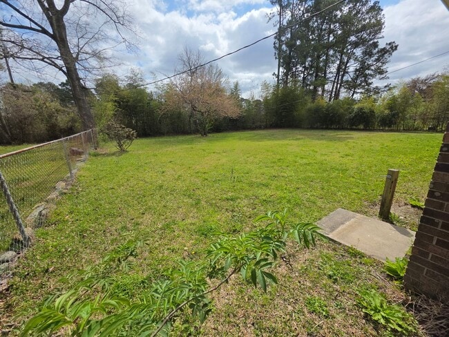 Building Photo - 4 Bedroom, 1.5 bath, 1 car garage, fenced in yard, under 25 dog may be permitted