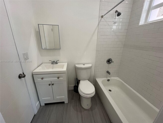 Building Photo - 321 SW 9th Ave