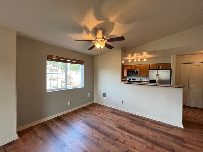 Building Photo - Top Floor 2 Bed 2 Bath Condo Hillsboro/Bea...