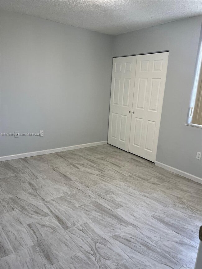 Building Photo - 1062 W 42nd Pl