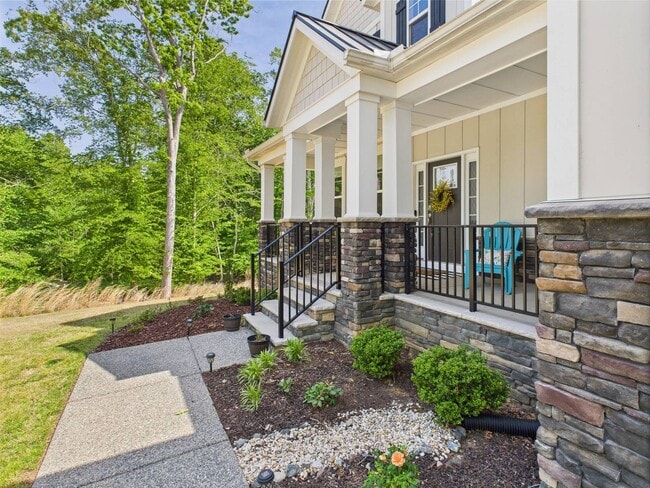 Building Photo - Stunning 5 Bedroom 4.5 Bathroom Located in...