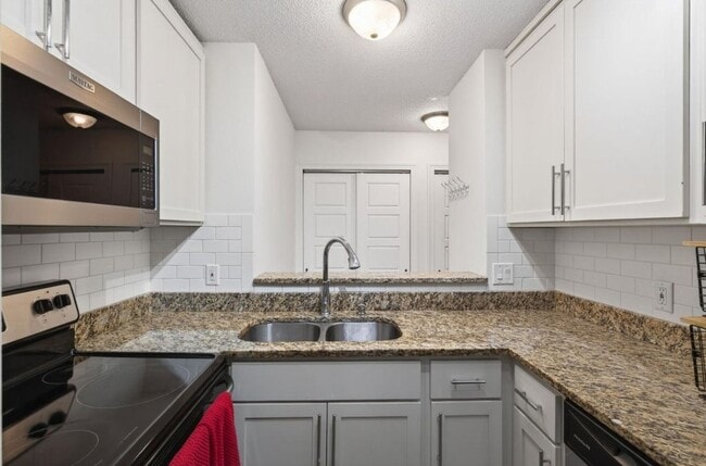 Building Photo - Newly Remodeled 2Bed 1Bath Townhome in Prior Lake!