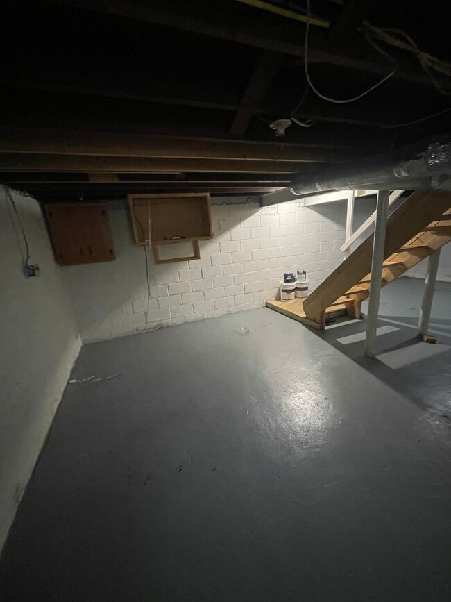Building Photo - Townhouse on Spacious Corner Lot