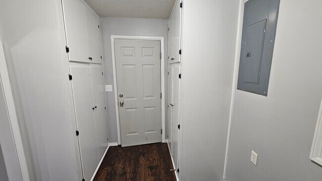 Building Photo - 315 N Pecan St